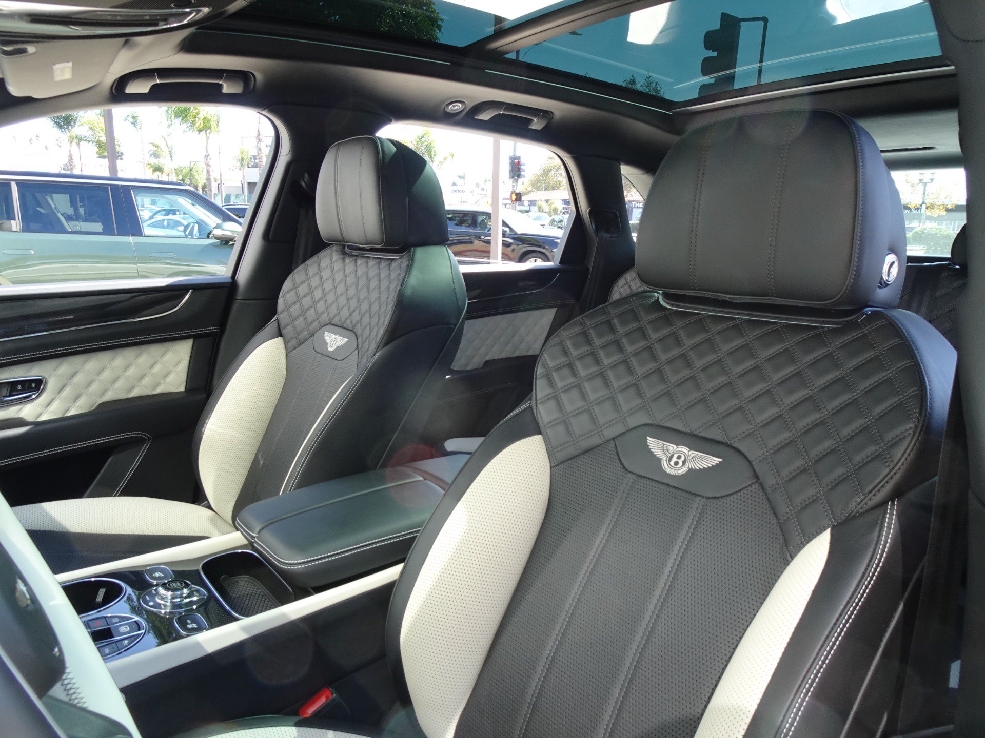 Used 2022 Bentley Bentayga AWD/4WD image 12