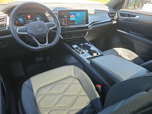 Certified 2024 Volkswagen Atlas Cross Sport SE w/ Panoramic Sunroof Package AWD/4WD image 4