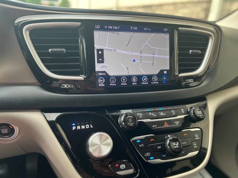 Used 2018 Chrysler Pacifica Touring-L w/ Advanced Safetytec Group image 11