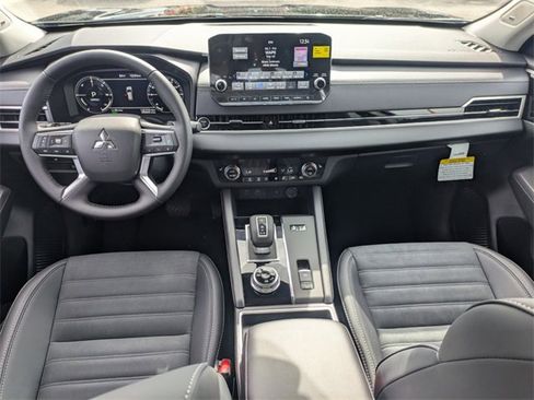 New 2025 Mitsubishi Outlander SE image 16