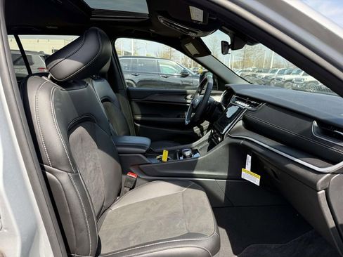 Certified 2025 Jeep Grand Cherokee Altitude AWD/4WD image 15