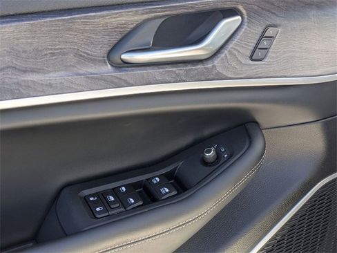 Used 2023 Jeep Grand Cherokee Limited w/ Black Appearance Package image 14