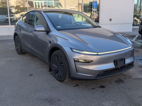 Used 2026 Tesla Model Y Long Range image 3