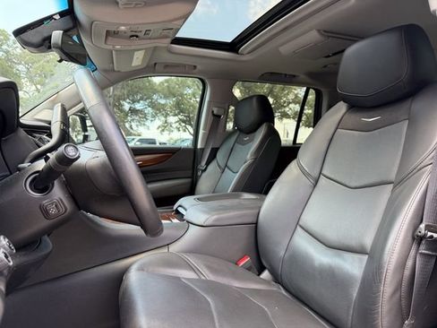 Used 2020 Cadillac Escalade Premium Luxury AWD/4WD image 7