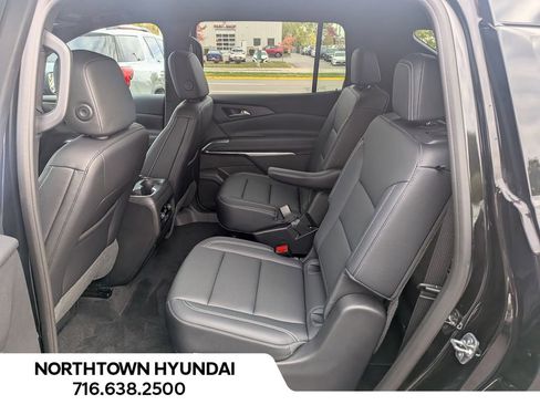 Used 2025 Chevrolet Traverse LT image 7