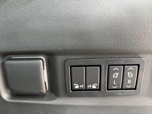 Used 2022 Chevrolet Tahoe LT w/ Luxury Package AWD/4WD image 37