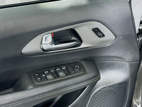 Used 2025 Chrysler Pacifica Select image 15