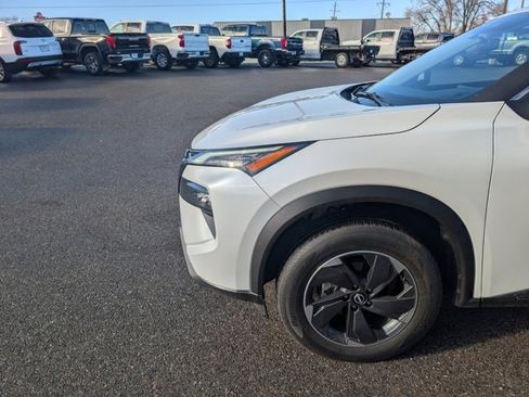 Used 2024 Nissan Rogue SV image 4