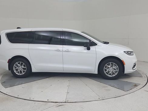 New 2026 Chrysler Pacifica Select image 17