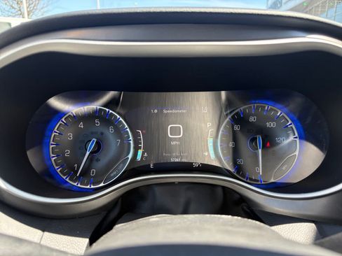 Used 2023 Chrysler Pacifica Touring-L FWD image 14