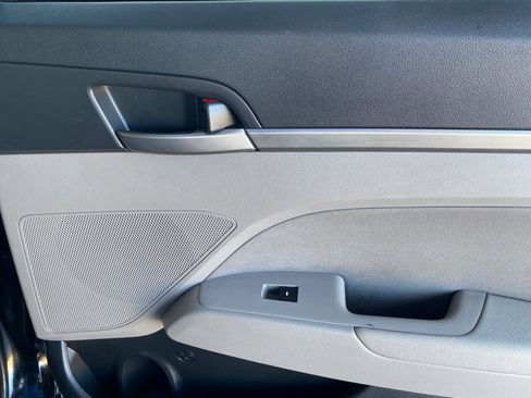 Used 2017 Hyundai Elantra SE image 38