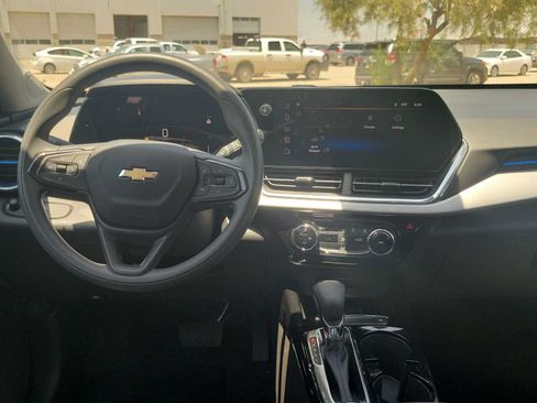 Used 2025 Chevrolet Trax LT FWD image 14