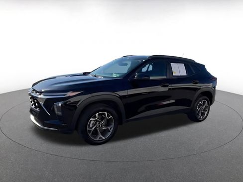 Used 2025 Chevrolet Trax LT FWD image 7