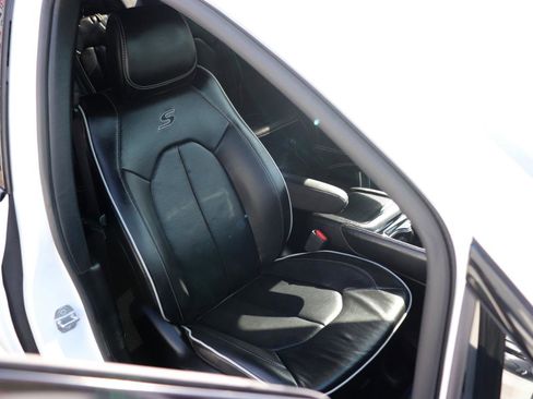 Used 2025 Chrysler Pacifica Limited FWD image 16