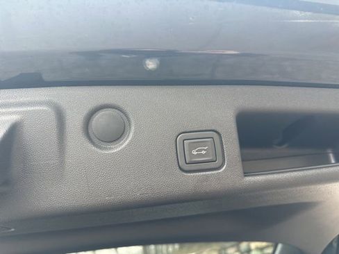 Used 2023 Chevrolet Equinox Premier image 29