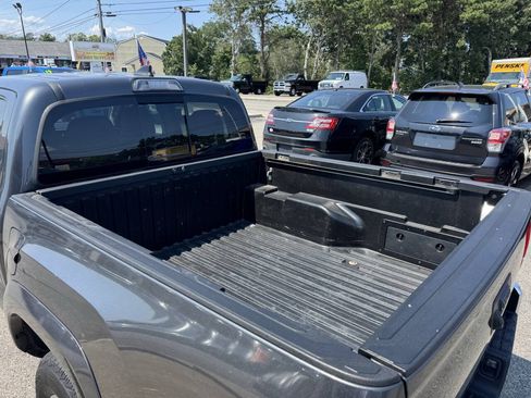 Used 2018 Toyota Tacoma SR5 AWD/4WD image 8