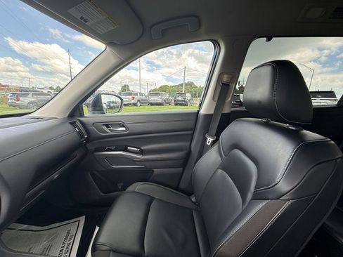 Used 2024 Nissan Pathfinder SL w/ Black Appearance Package AWD/4WD image 33