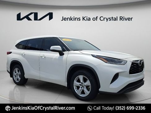 Used 2021 Toyota Highlander L AWD/4WD image 2