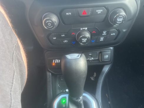 Used 2018 Jeep Renegade Sport w/ Power & Air Group image 21