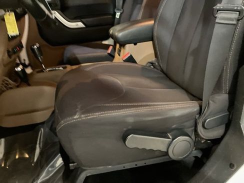 Used 2013 Jeep Wrangler Unlimited Sahara image 10