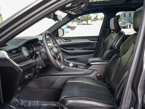 Used 2023 Jeep Grand Cherokee Overland w/ Advanced Protech Group III AWD/4WD image 18