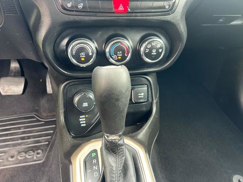 Used 2017 Jeep Renegade Latitude w/ Cold Weather Group AWD/4WD image 21