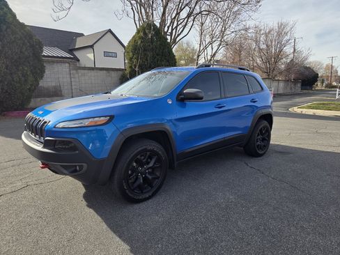 Used 2018 Jeep Cherokee Trailhawk image 2