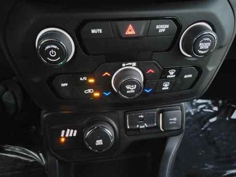 Used 2019 Jeep Renegade Latitude w/ Cold Weather Group AWD/4WD image 35