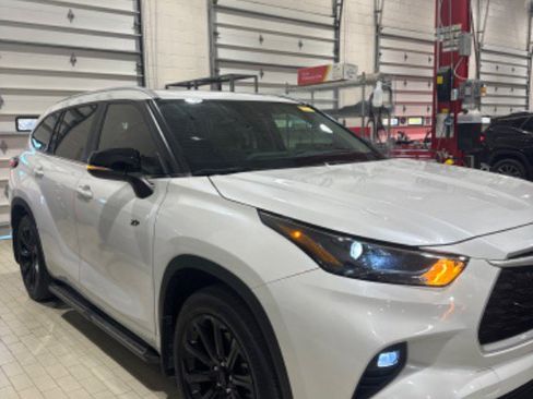 Used 2024 Toyota Highlander XLE image 12