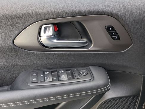 Used 2025 Chrysler Pacifica Select FWD image 24