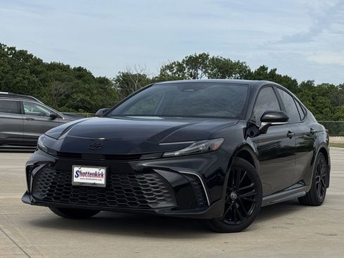 Used 2025 Toyota Camry SE FWD image 2