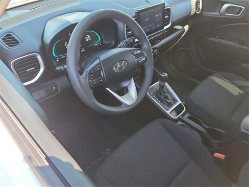 Used 2023 Hyundai Venue SE image 6