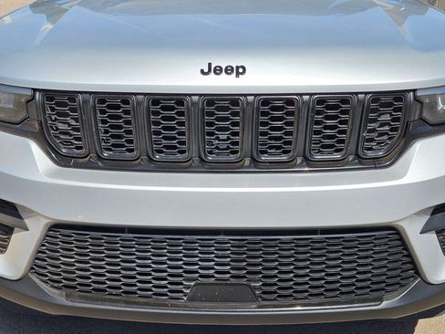 Used 2023 Jeep Grand Cherokee Altitude AWD/4WD image 9