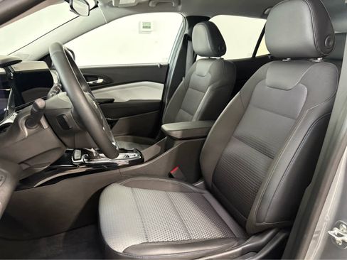 Certified 2025 Chevrolet Trax LT w/ LT Convenience Package image 13