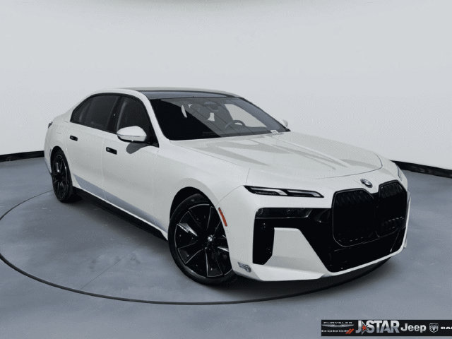 Used 2025 BMW i7 xDrive60 w/ Premium Package AWD/4WD image 3