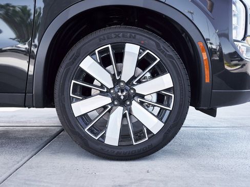 New 2025 Mitsubishi Outlander SE image 10