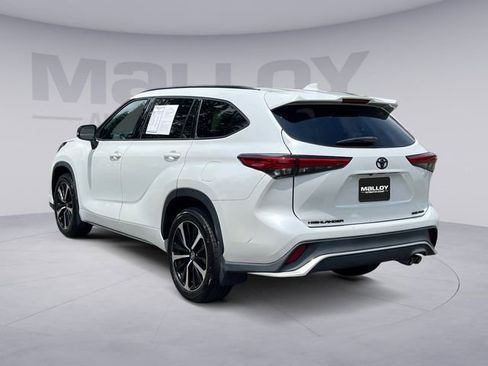Used 2022 Toyota Highlander XSE AWD/4WD image 3
