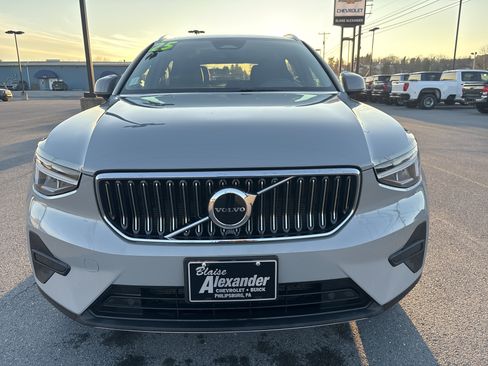 Used 2025 Volvo XC40 B5 Core image 9
