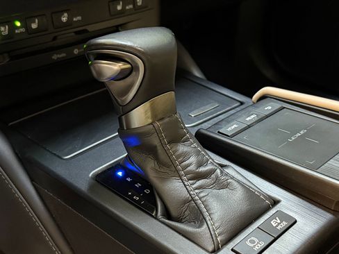 Used 2020 Lexus ES 300h w/ Premium Package image 33