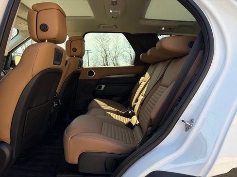 Certified 2025 Land Rover Discovery Metropolitan Edition AWD/4WD image 14