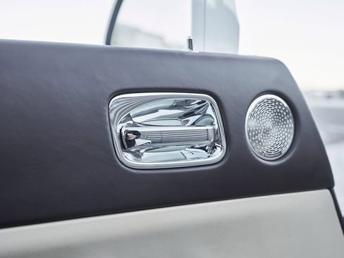 Used 2017 Rolls-Royce Dawn image 32