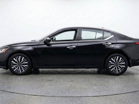 Used 2025 Nissan Altima 2.5 SV FWD image 5