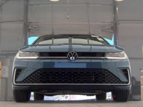 Used 2026 Volkswagen Jetta SE FWD image 4