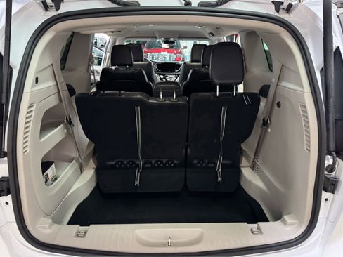 Used 2024 Chrysler Pacifica Touring-L image 13