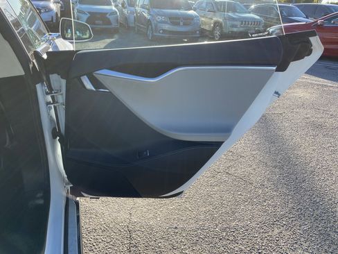 Used 2015 Tesla Model S 70 image 23