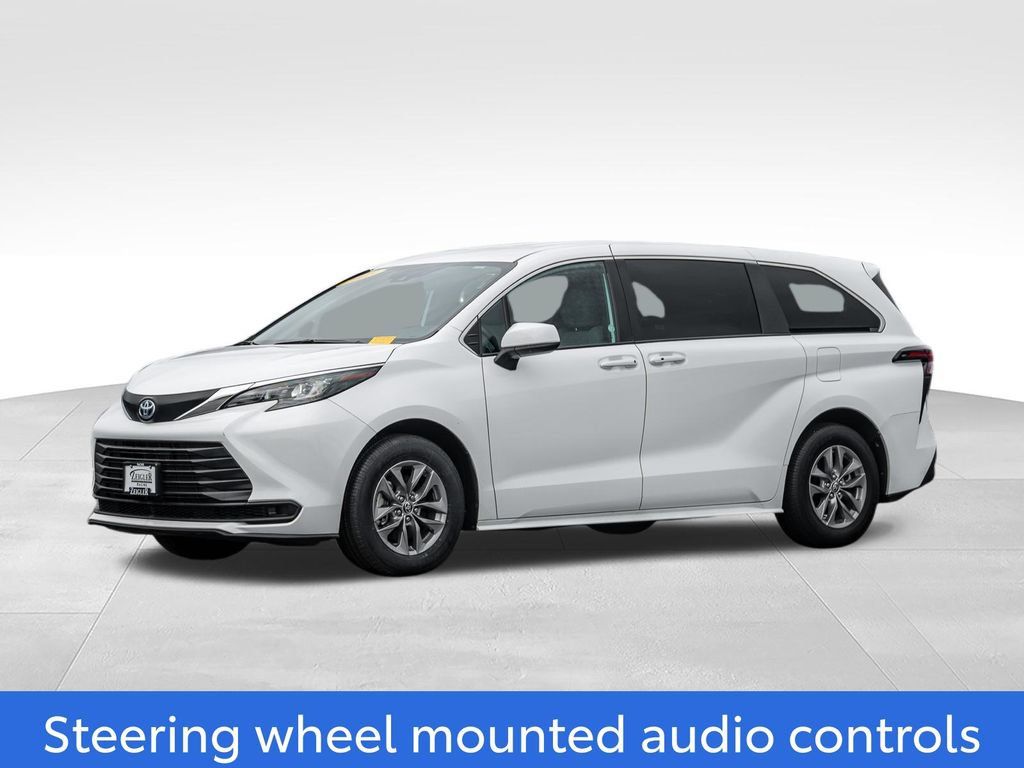 Used 2025 Toyota Sienna LE FWD image 3