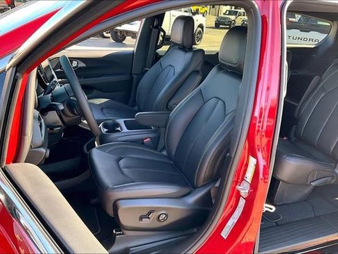 New 2026 Chrysler Pacifica Select image 10
