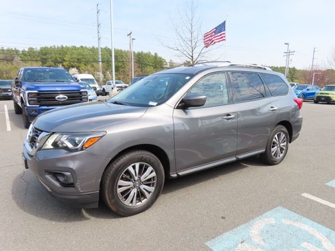 Used 2019 Nissan Pathfinder SV AWD/4WD image 3