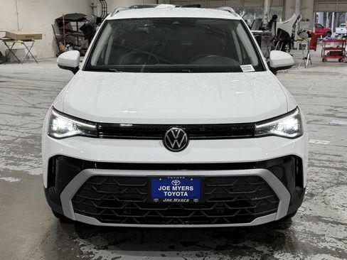 Used 2025 Volkswagen Taos SE FWD image 3