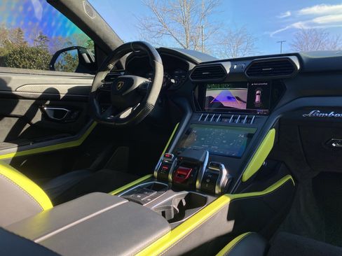 Used 2022 Lamborghini Urus image 6